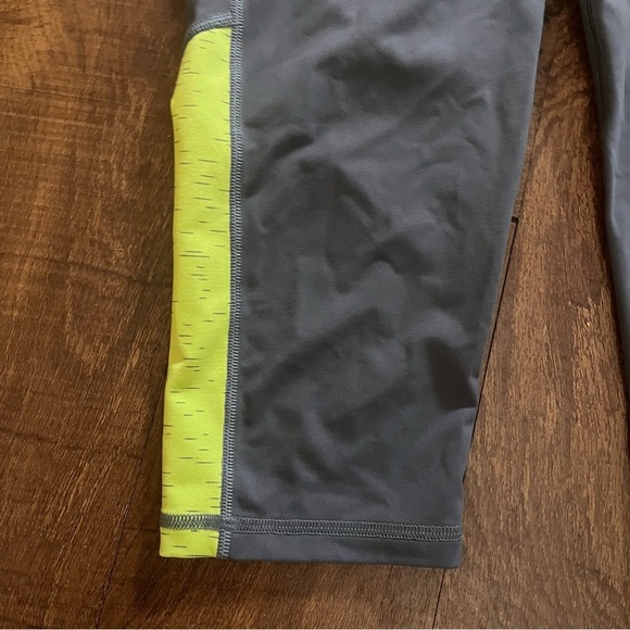 Victoria’s Secret VSX knockout crop leggings women Sz small gray neon pocket - Picture 2 of 8